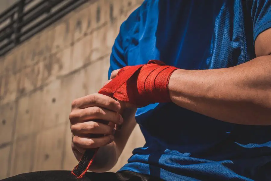 hombre con camiseta azul con una venda roja