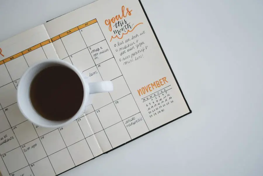 Agenda mensual con café para planificar entrenamiento