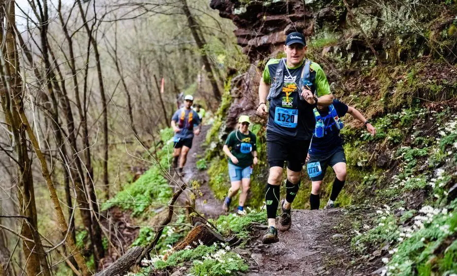 hombres corriendo por la montaña en una carrera