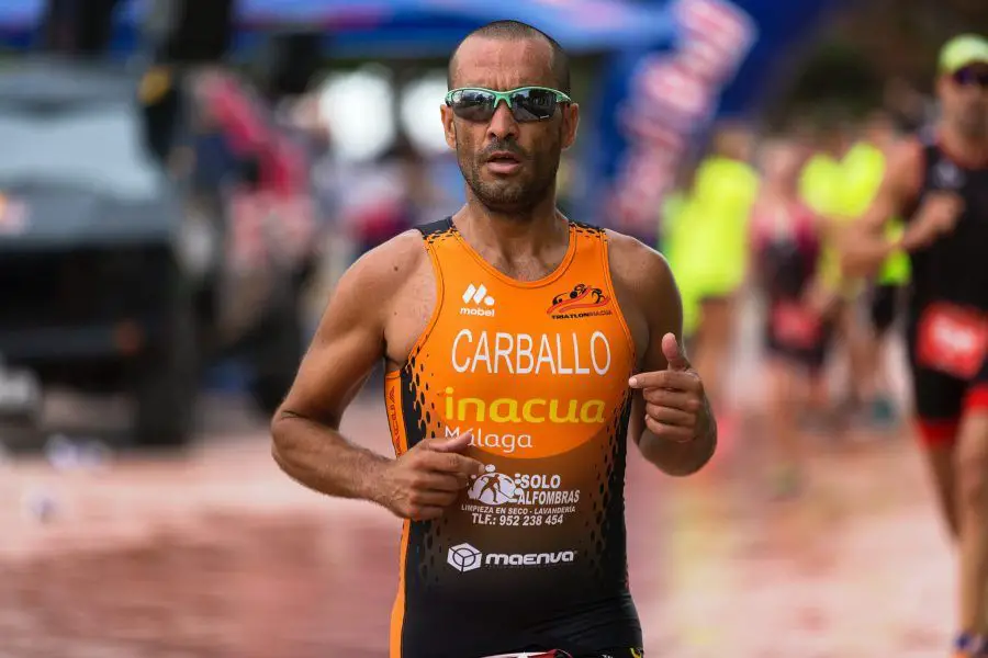hombre corriendo en carrera