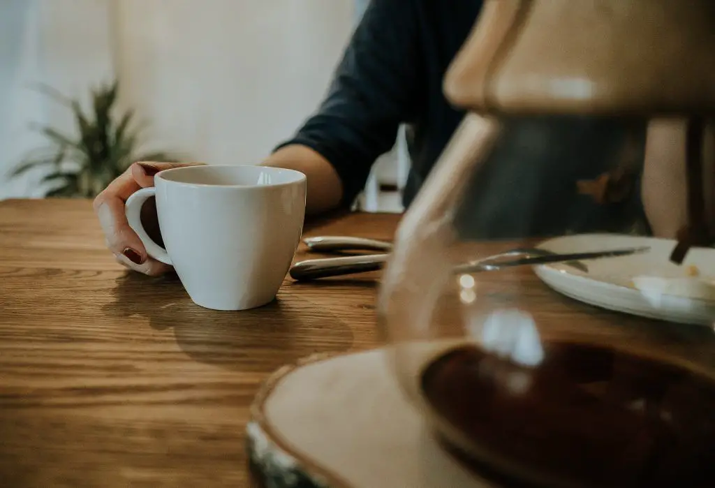 tomar café para reducir agujetas
